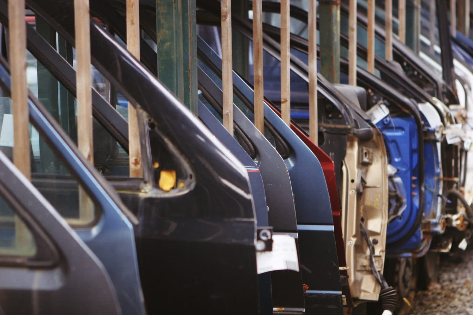 Otomobil fabrikasında sıralanmış kapı panelleri