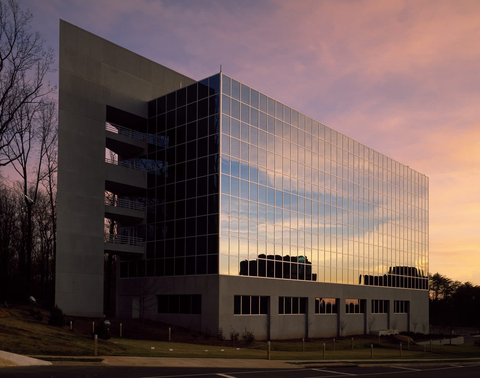Cam cepheli modern ofis binası